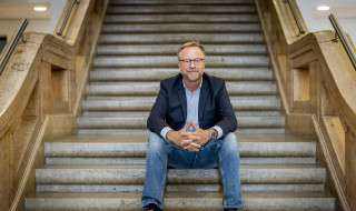 Jan-Tjitte Meindersma zit op een trap