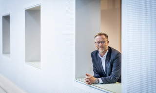 Jan-Tjitte Meindersma in de hal van Universiteit Maastricht