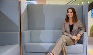 Ellen Mok zittend op bank