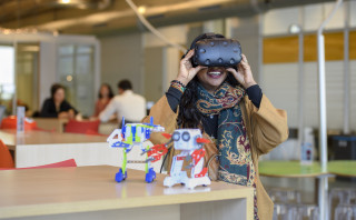 Vrouw met VR-bril