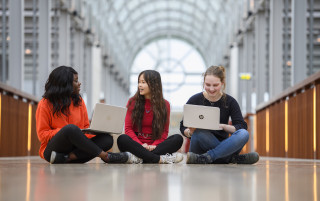 studenten in Zwolle zitten op de grond met laptop