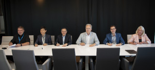 Ondertekening van CAE-1, van links naar rechts René Buch (NORDUnet), Yong Hwan Chung (TEIN*CC), Lawrence Wong (SingAREN), Erik Huizer (GÉANT), Erwin Bleumink (SURF), Mary Fleming (AARnet)