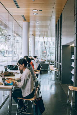 Hard werkende studenten in bibliotheek
