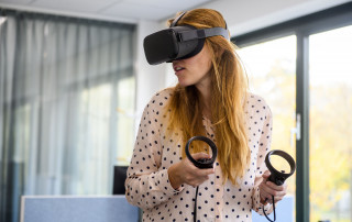 vrouw met vr bril