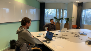 Acteurjournalisten bellen woordvoerders deelnemende instellingen