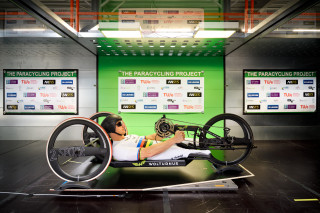 Paralympisch en meervoudig Europees en wereldkampioen Jetze Plat geeft  een demonstratie in de windtunnel van de TU Eindhoven