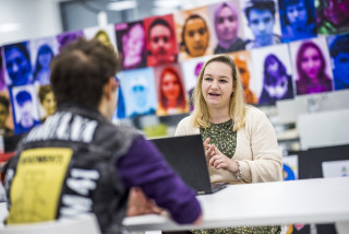 Samantha Rodolf Lejeune in gesprek met een student