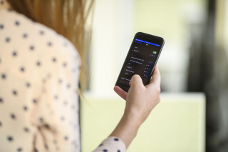 persoon kijkt op mobiel