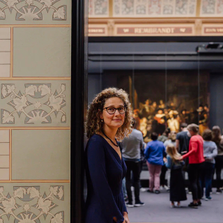 Katrien Keune staat in het Rijksmuseum voor de Nachtwacht. Fotograaf: Jordi Huisman