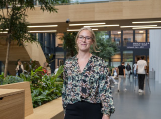 Anna Posthumus loopt in de hal van de Hogeschool Leiden