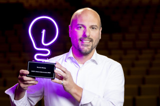 Martin Klomp met de award