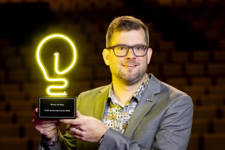 Menno de Waal met de award