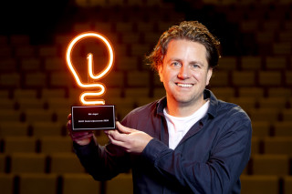 Rik Jager met de award