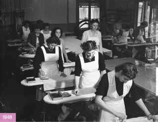 meisjes krijgen strijkles op amsterdamse huishoudschool