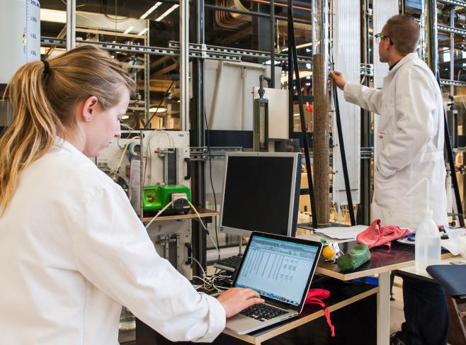 Twee onderzoekers in lap met laptop