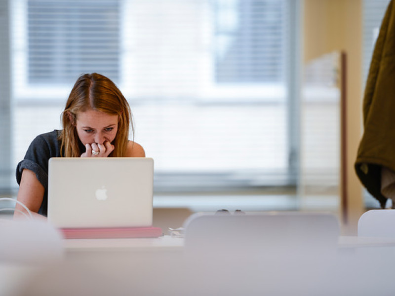 Studente achter computer