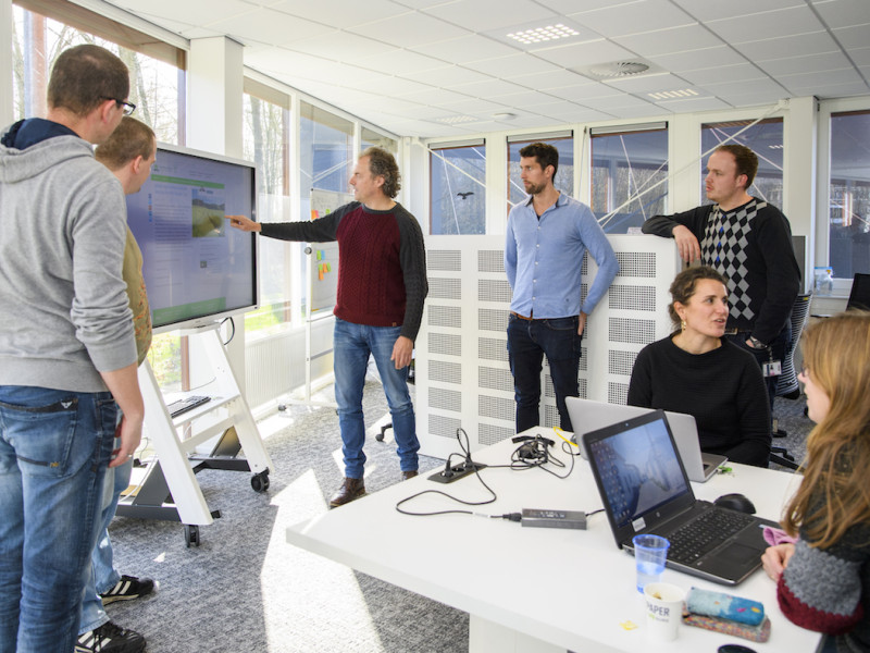 Onderzoekers in workshop met beeldscherm