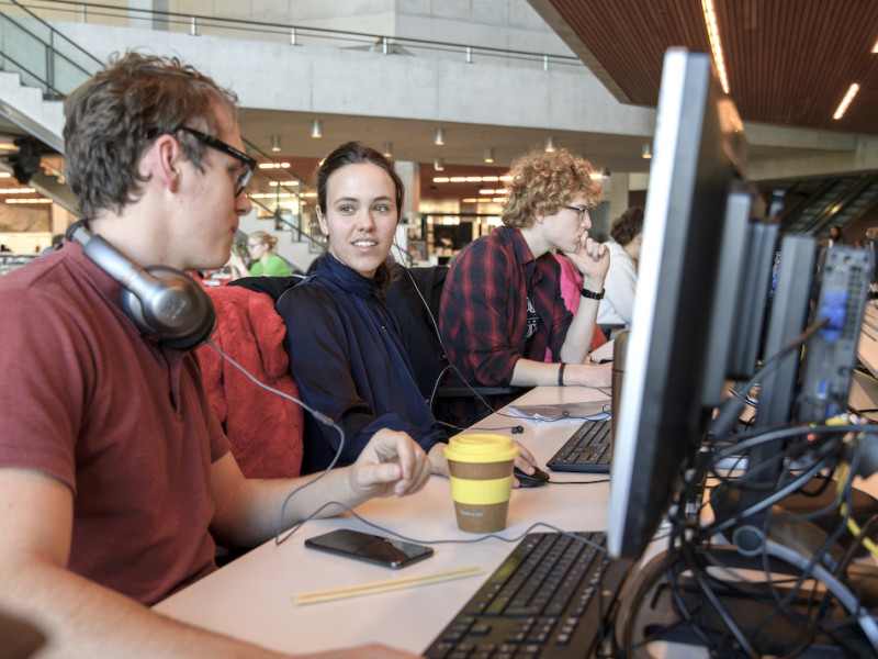 Studenten in de bibliotheek achter computers