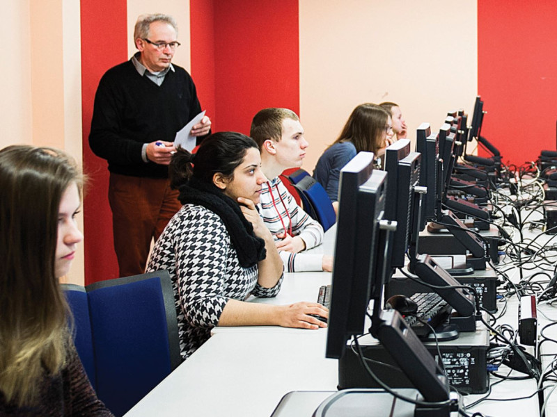 Studenten achter pc