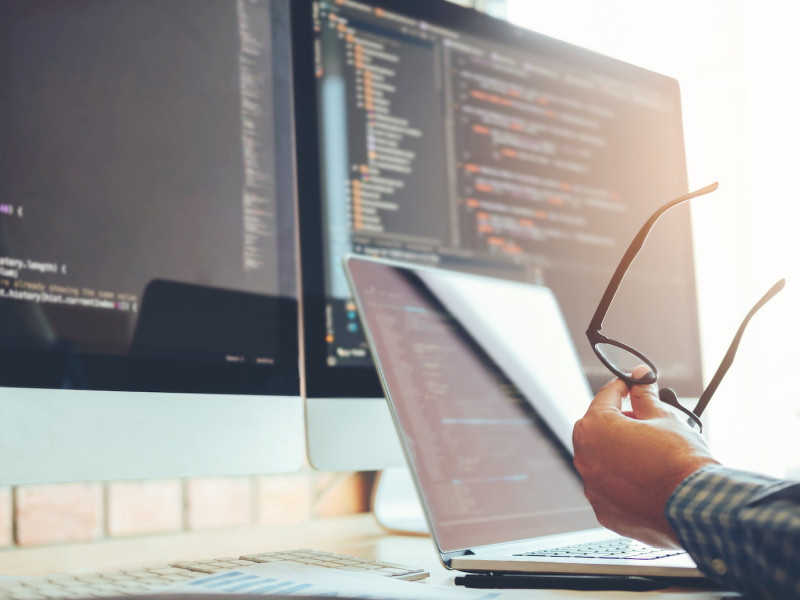 Onderzoeker achter computer die leert om te programmeren