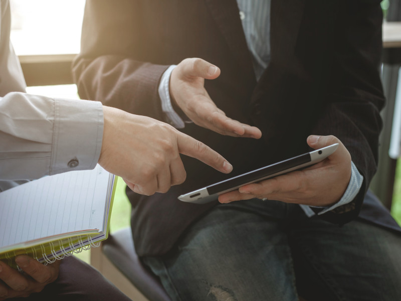 Twee mannen kijkend op een ipad