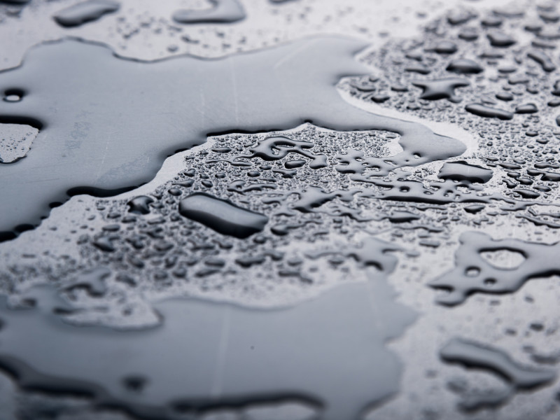Water op metalen plaat