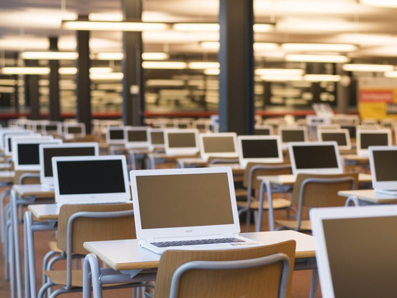 Een lege zaal waar digitaal getoetst wordt