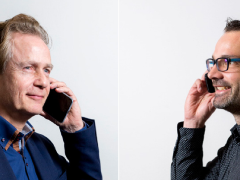 Martijn Timmer en Jos London aan de telefoon