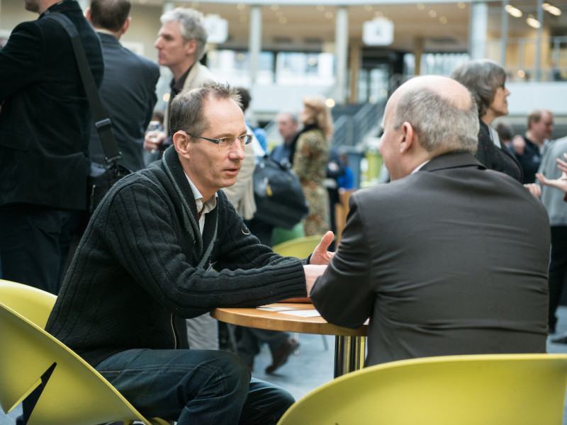 Twee mannen aan een tafeltje met elkaar in gesprek