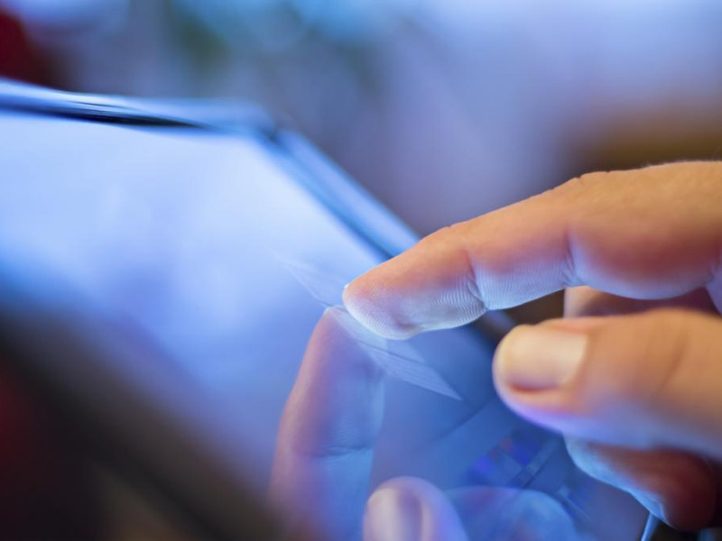 hand raakt iPad aan
