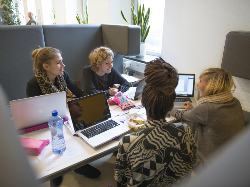 medewerkers in overleg aan tafel