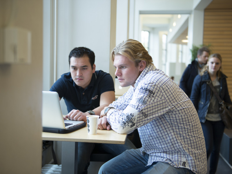 Studenten achter computer