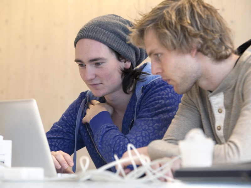 Twee studenten samen achter een laptop