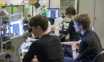 studenten maken gebruik van microscoop