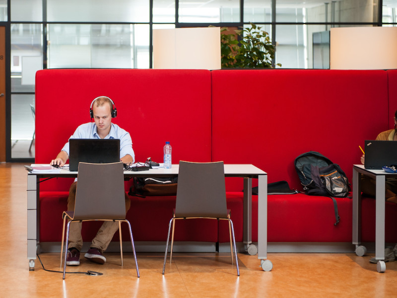 Jongen achter computer