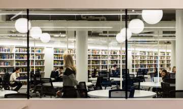 Studenten in een bibliotheek