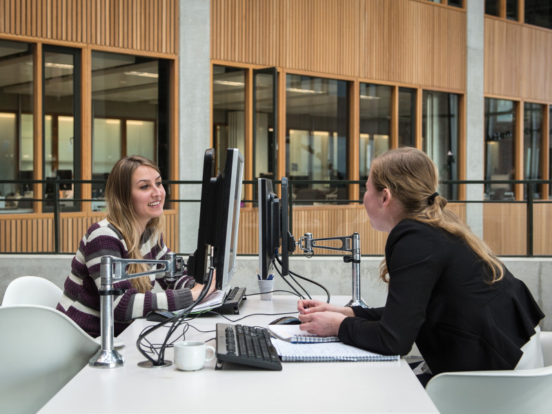 studenten in gesprek tijdens huiswerk