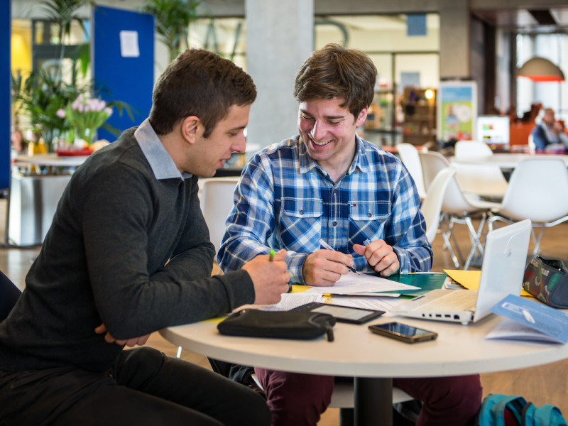 Student wordt begeleid in zijn werk