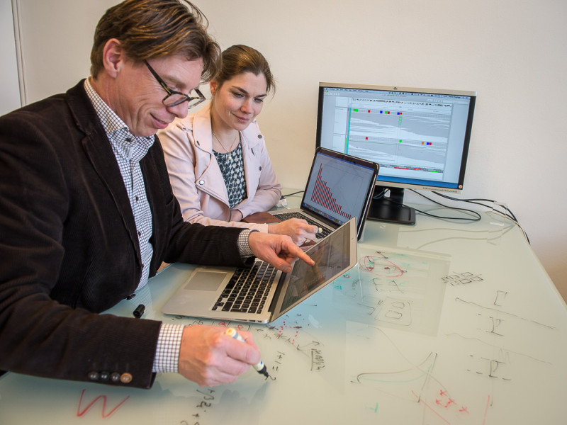 medewerkers van een instelling kijken naar laptop