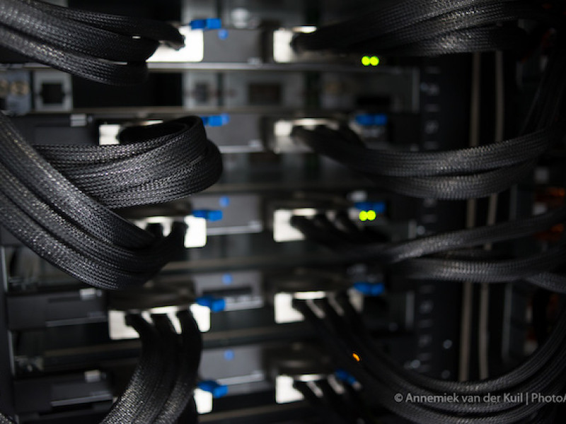 Datakasten en kabels met verlichting