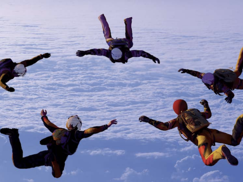 Skydivers boven wolkendek