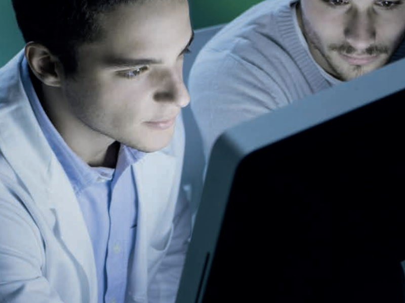 Twee onderzoekers achter computer