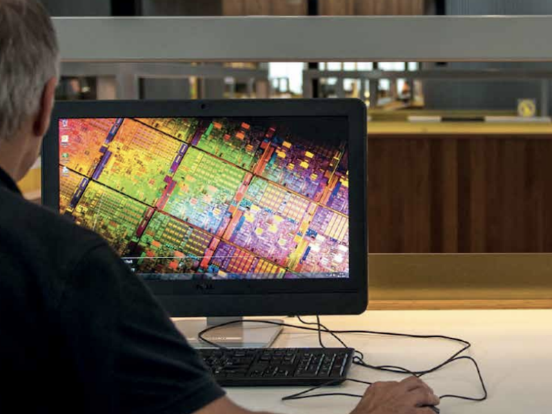 Man achter computer met veel kleuren op het scherm