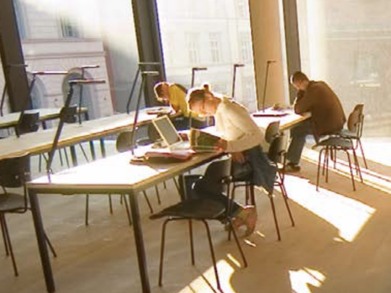 Open ruimte in bibliotheek met studenten