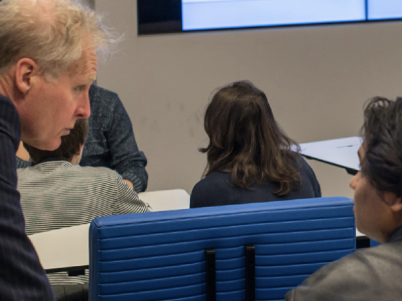 Docent in gesprek met student 