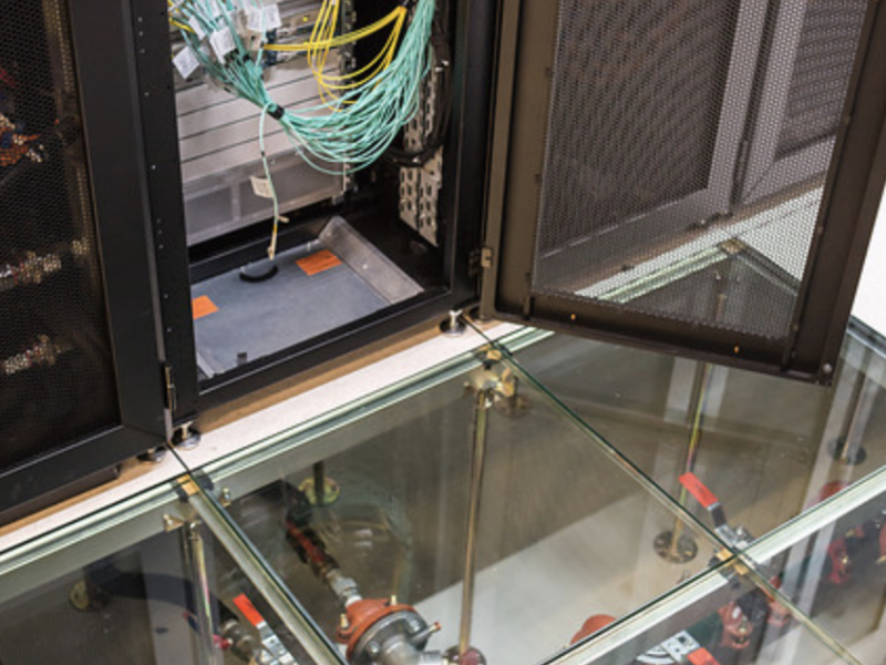 Datakast met zicht op de duurzame installatie eronder