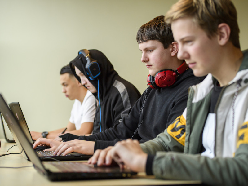 Vier studenten achter een laptop