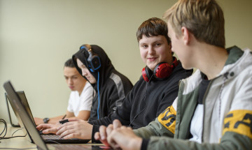 studenten achter laptop in hoorcollege