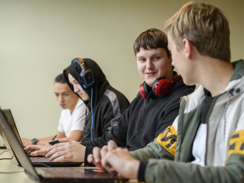 studenten achter laptop in hoorcollege