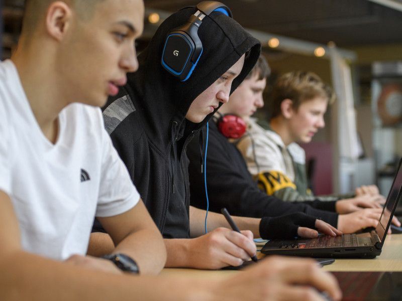 Studenten achter de computer voor digitale toets